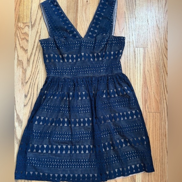 BCBGMaxAzria Dresses & Skirts - Bcbgmaxazria Women’s Camielle Mini Dress SZ 8  Sleeveless V Neck Lace Color Navy